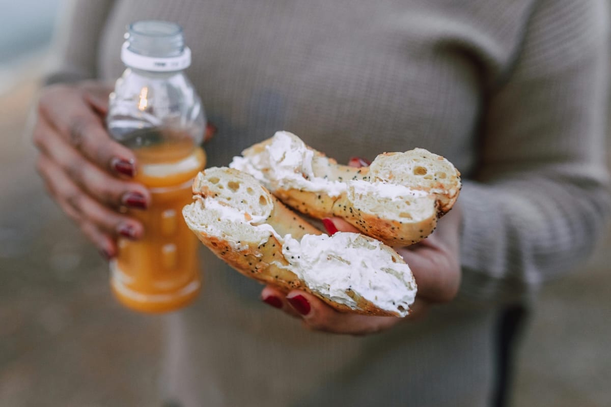 A photo of a delicious bagel